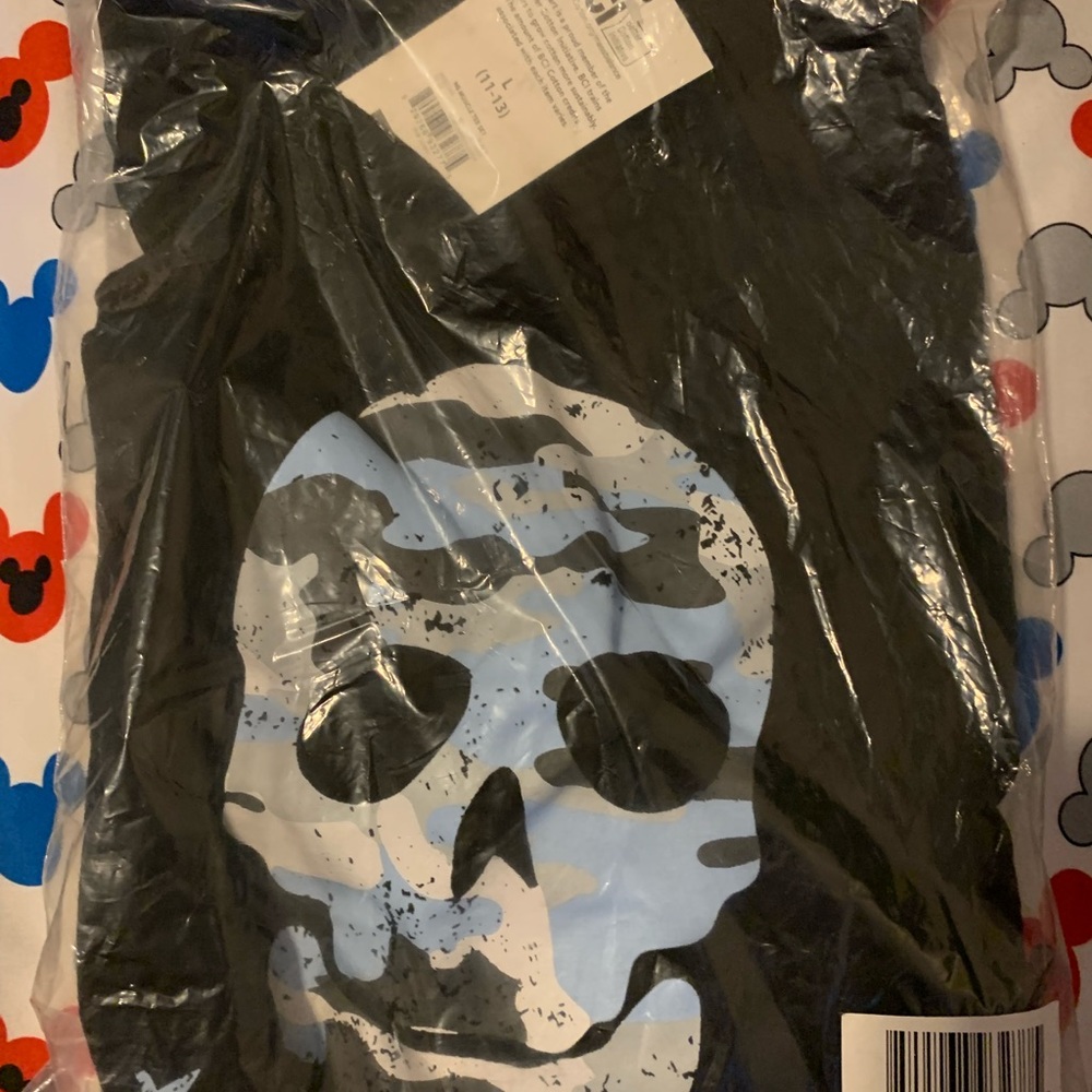 No boundaries skull short pj set size large. - Picture 3 of 6